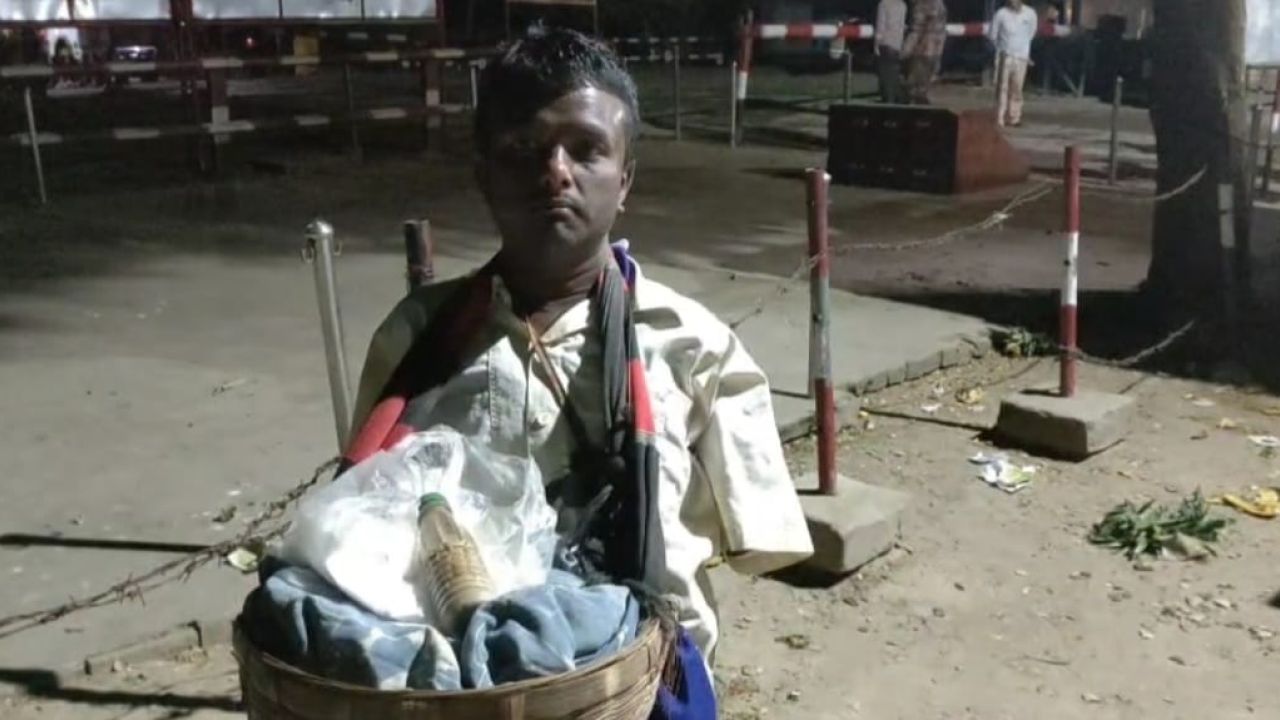 দু'হাত নেই, ইচ্ছে শক্তিতেই চলছে রুবেলের সংগ্রামী জীবন