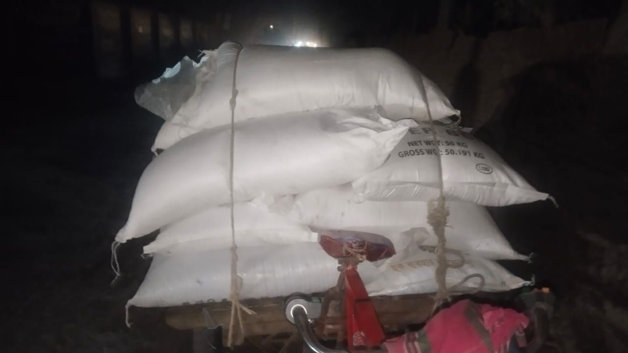 খানসামায় রাতের অন্ধকারে সার পাচার: ডিলারের দৌরাত্ম্যে বিপর্যস্ত কৃষক, লাঞ্ছিত সাংবাদিক