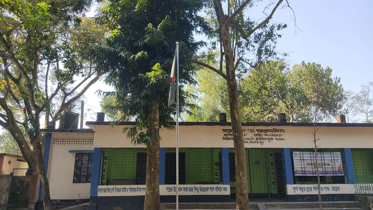 খানসামায় বন্ধ বিদ্যালয়ে জাতীয় পতাকা উত্তোলন, উঠেছে প্রশ্ন