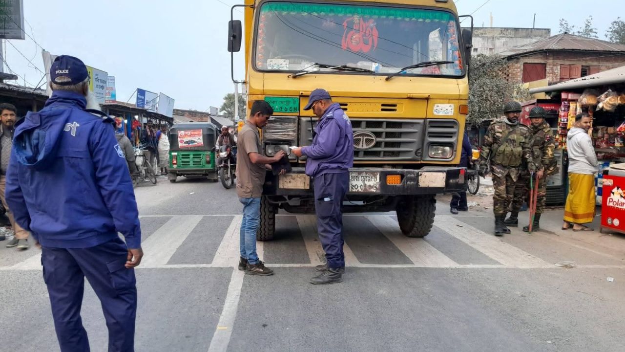 নওগাঁয় নির্বাচন ও গণভোট ঘিরে যৌথ বাহিনীর কড়াকড়ি চেকপোস্টে তল্লাশি জোরদার