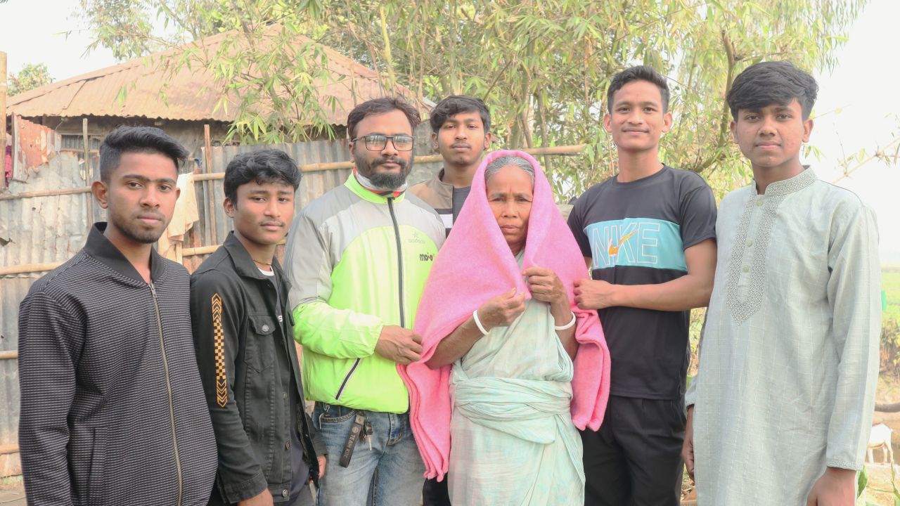 রক্তরেখা ব্লাড ব্যাংকের উদ্যোগে খানসামায় শীতবস্ত্র বিতরণ
