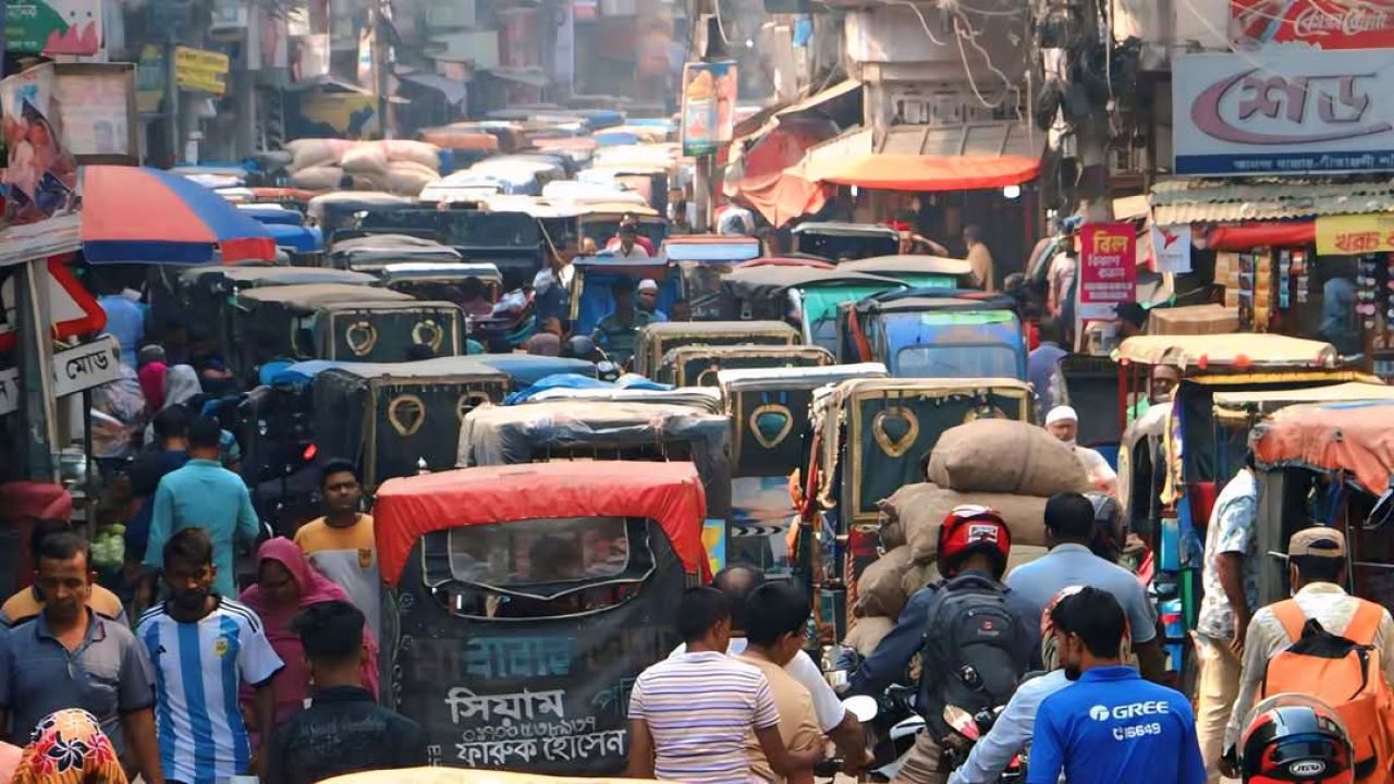 প্রতিশ্রুতি নয়, সমস্যার সমাধান চান নওগঁ জেলার মানুষ 