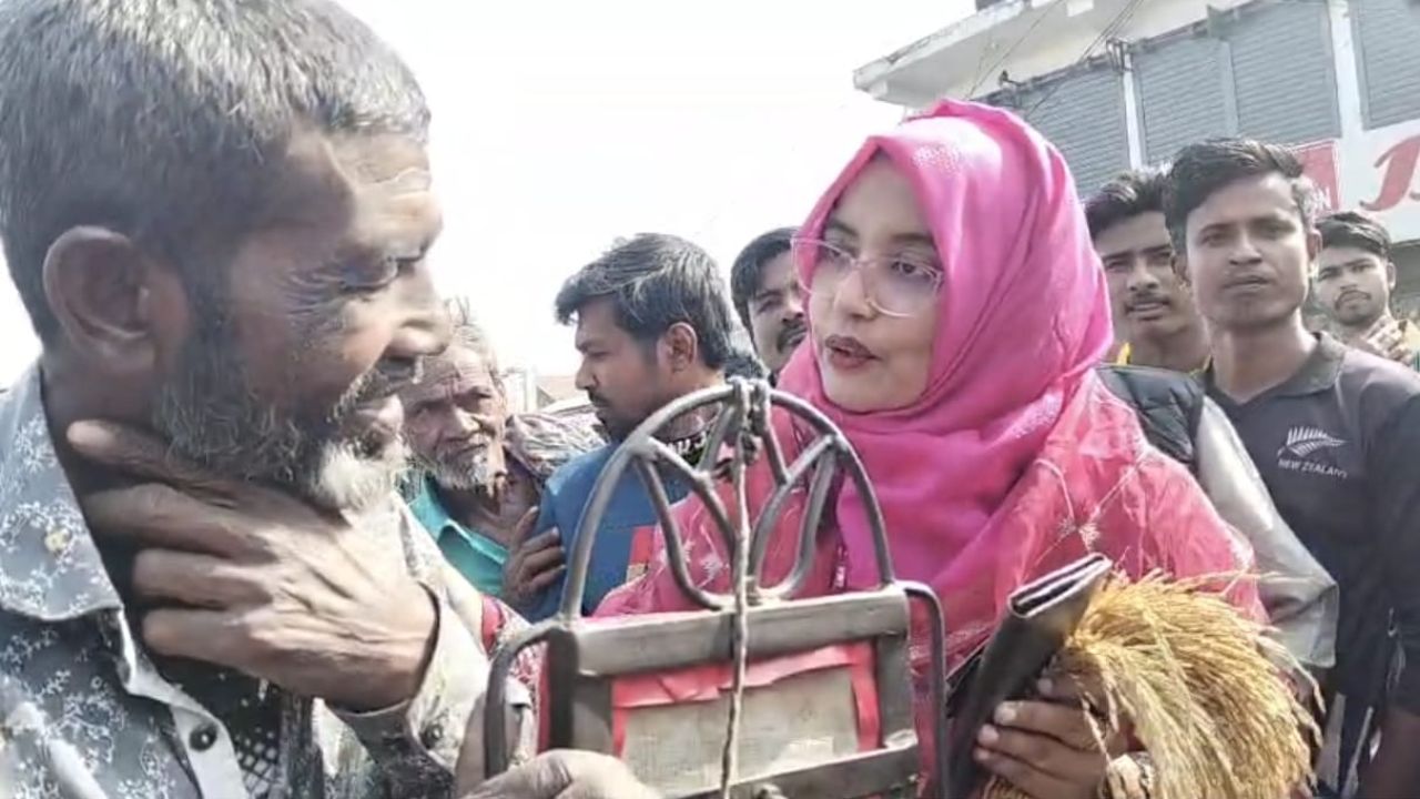 নাটোর-১ আসনে ধানের শীষের পক্ষে প্রচার প্রচারণা করছে ইডেন কলেজ ছাত্রদলের সদস্য সচিব- তুলি।