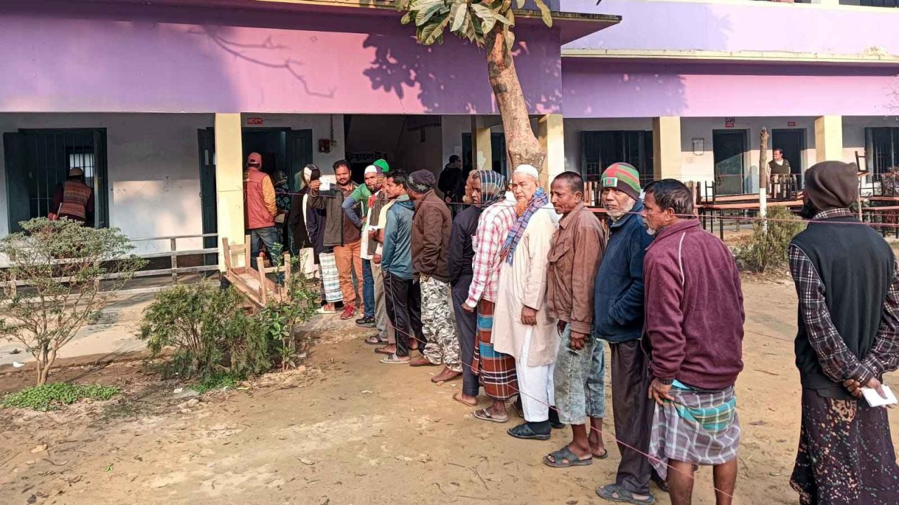 দিনাজপুরে ছয় আসনে চলছে ভোটগ্রহণ, ভোটারদের দীর্ঘ লাইন