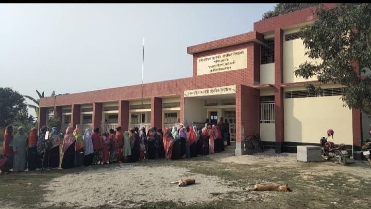 পোরশায় শান্তিপূর্ণভাবে ভোট গ্রহণ চলছে 