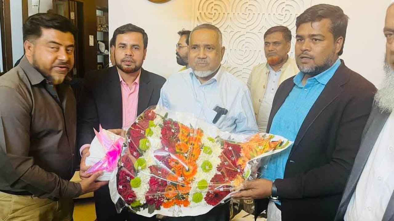 বিরোধী দলের উপনেতা তাহেরকে ফুল দিয়ে শুভেচ্ছা বিনিময়, ফখরুল আলম 