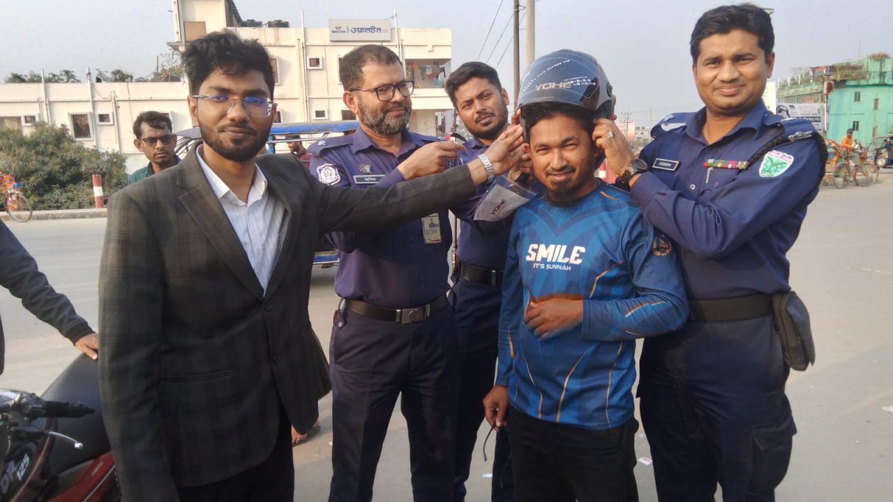 সুনামগঞ্জে বিআরটিএ-র সচেতনতামূলক অভিযান: হেলমেট বিহীন চালকদের মাঝে বিনামূল্যে হেলমেট বিতরণ।