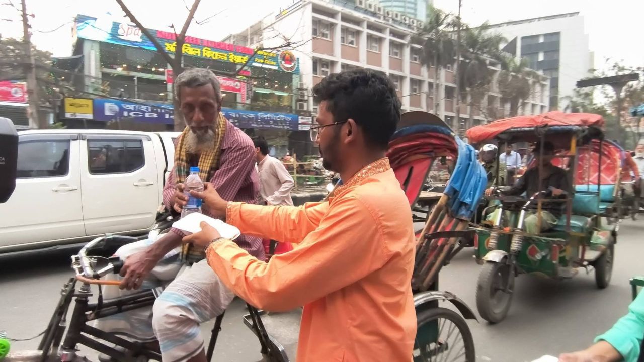 জন্মদিনে ব্যতিক্রমী মানবিক উদ্যোগ—দুস্থ ও পথচারীদের মাঝে ইফতার বিতরণ করলেন এম এইচ মুন্না