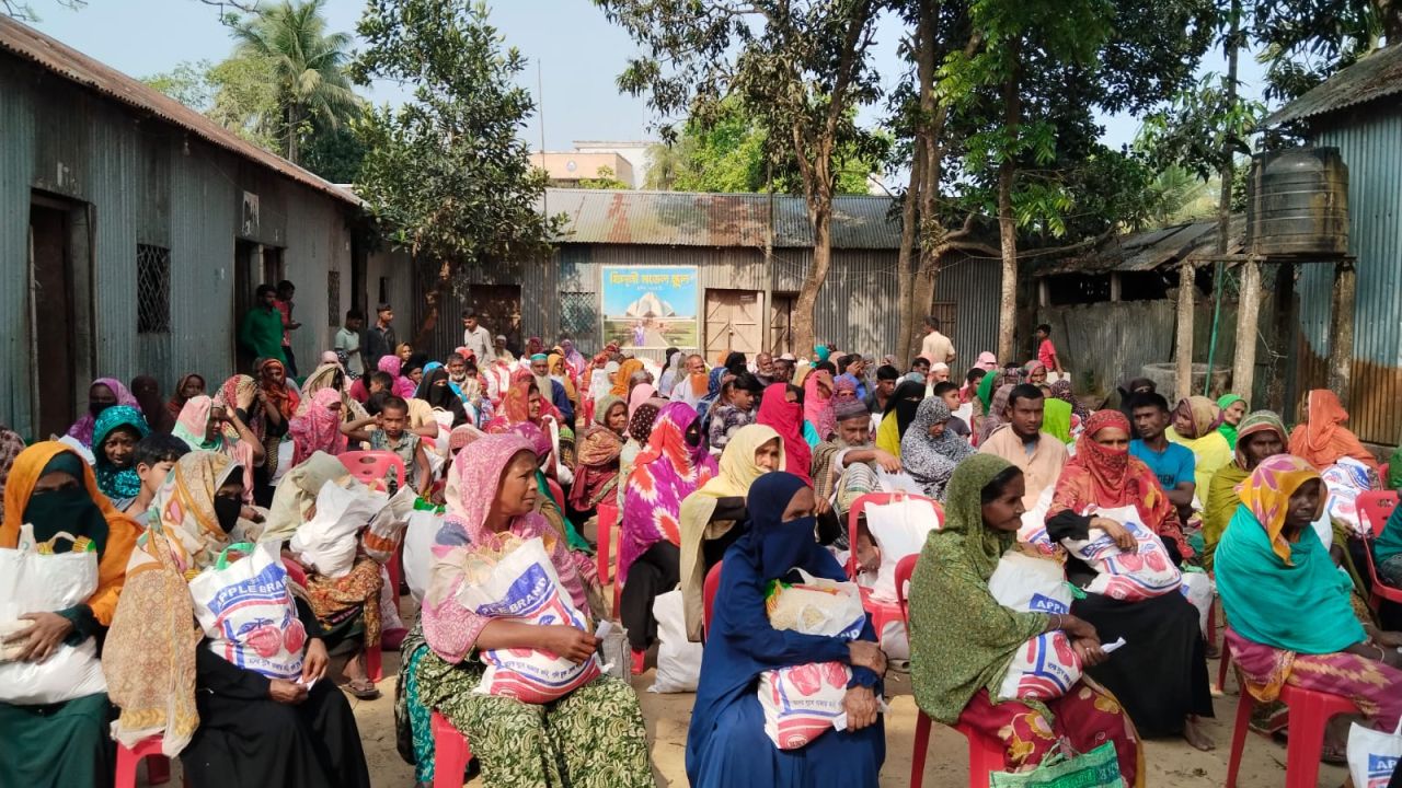 ঝিনাইগাতীতে ঈদ উপহার: দুই শতাধিক পরিবার পেল বিনামূল্যে ব্যাগভর্তি বাজার