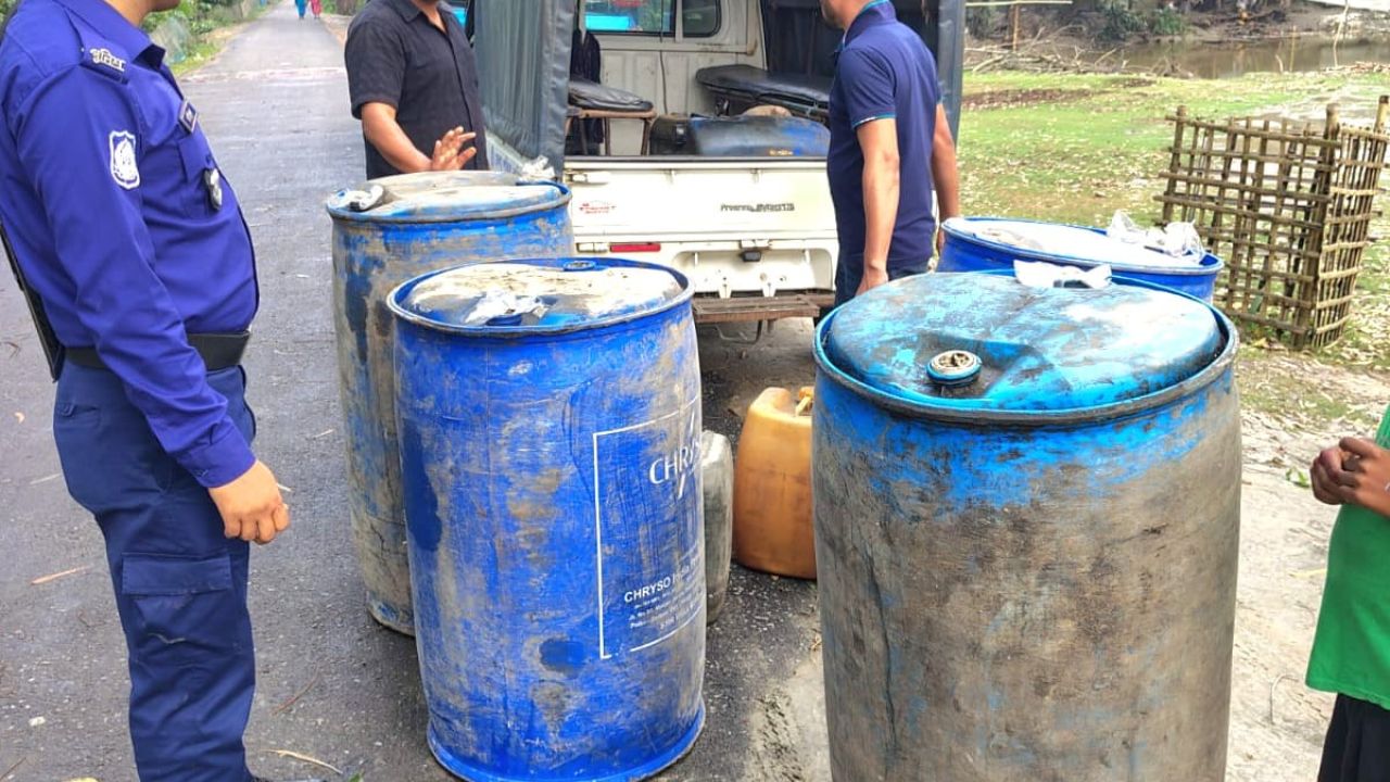 ভূরুঙ্গামরীতে খোলাবাজারে অধিক মূল্যে জ্বালানি তেল বিক্রির বিরুদ্ধে পুলিশের অভিযান