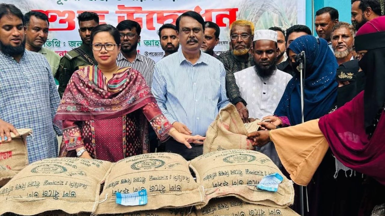 ছাতকে বিনা মূল্যে বীজ ও সার বিতরণ কার্যক্রম উদ্বোধন করেন এম পি মিলন।