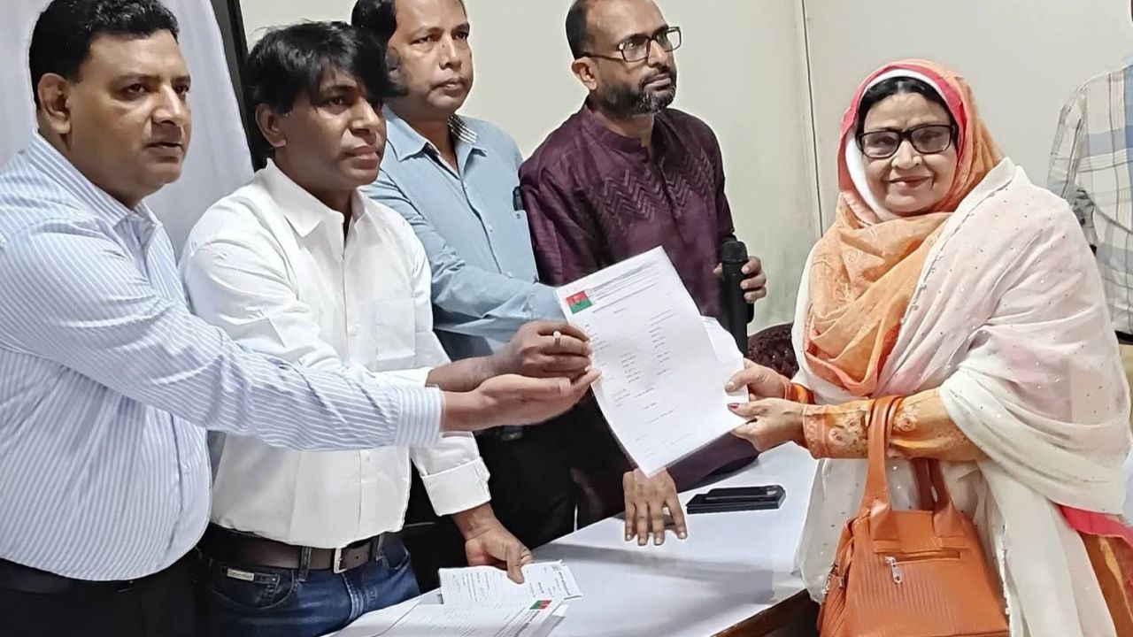 সংরক্ষিত নারী আসনে বিএনপির মনোনয়ন ফরম নিলেন ফোরাতুন নাহার প্যারিস 
