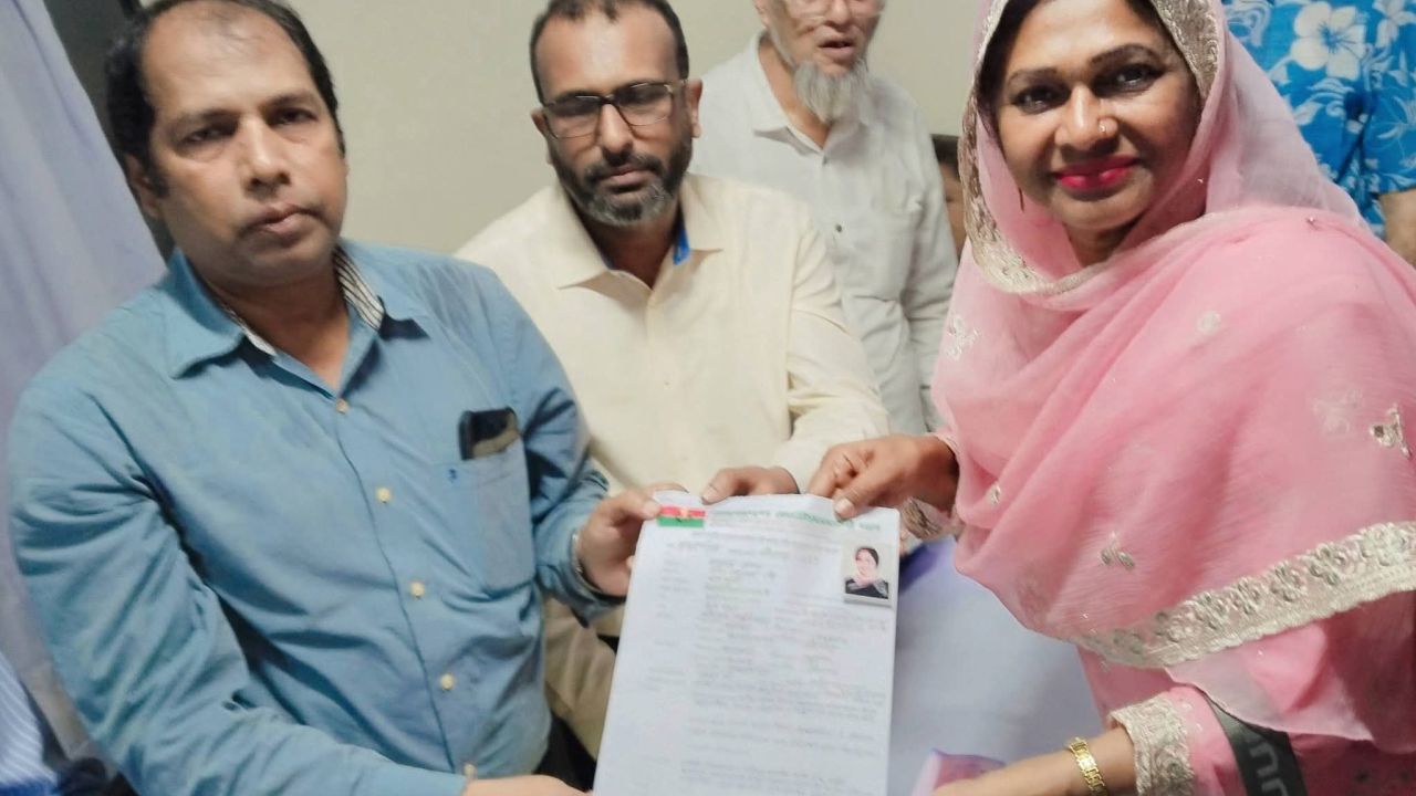 প্রফেসর নায়লা ইসলাম সংরক্ষিত নারী আসনে মনোনয়ন ফরম জমা দিলেন