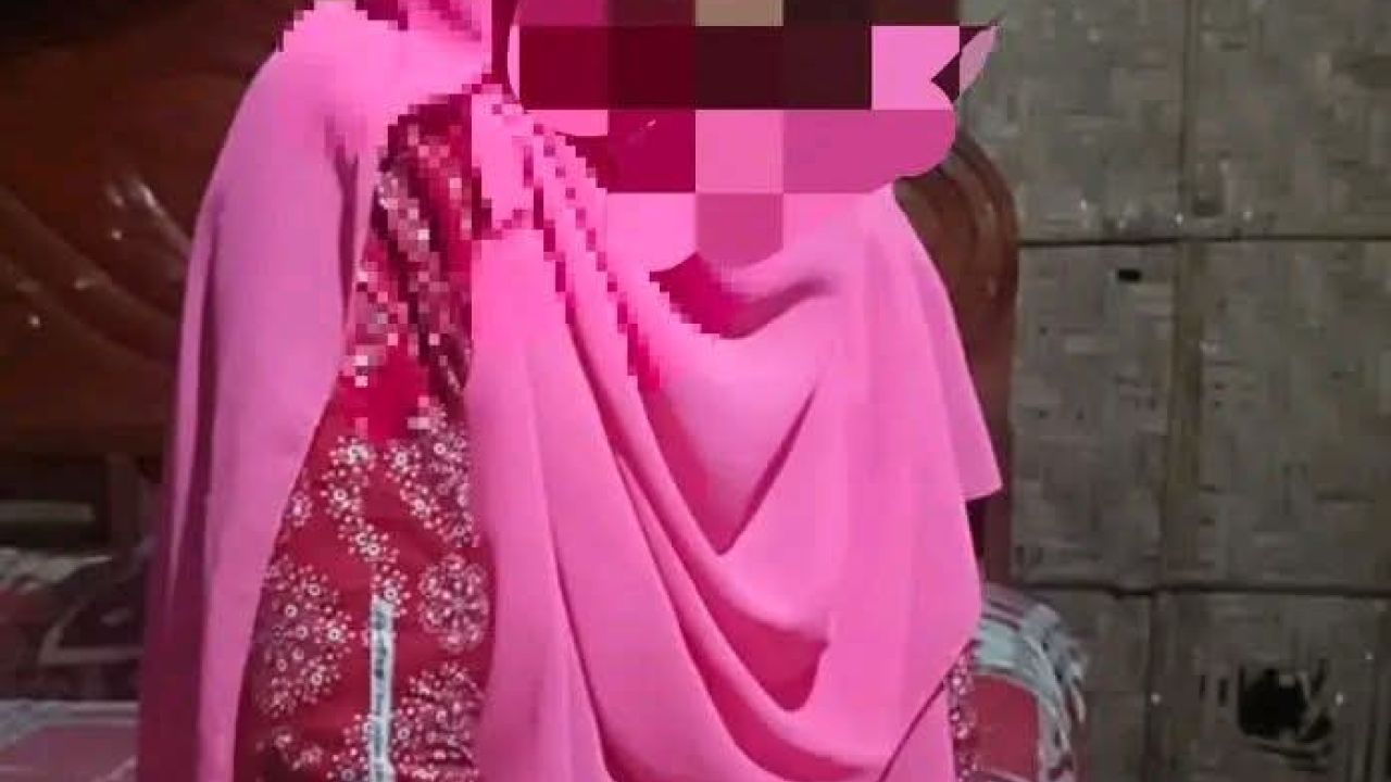 বলররামপুর মাহজনপাড়ায় বিয়ের দাবীতে অনশনে নবম শ্রেণির শিক্ষার্থী।