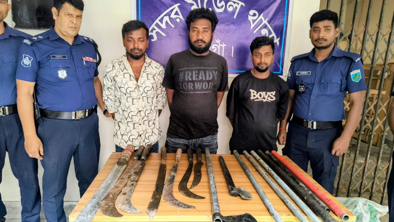 নওগাঁয় বিপুল দেশীয় অস্ত্রসহ ৩ সন্ত্রাসী গ্রেফতার