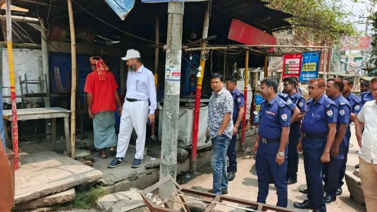 উচ্ছেদ অভিযান শেষে অটোচালকদের নিয়ে   ভিন্নধর্মী সচেতনতায় ওসি ফখরুল