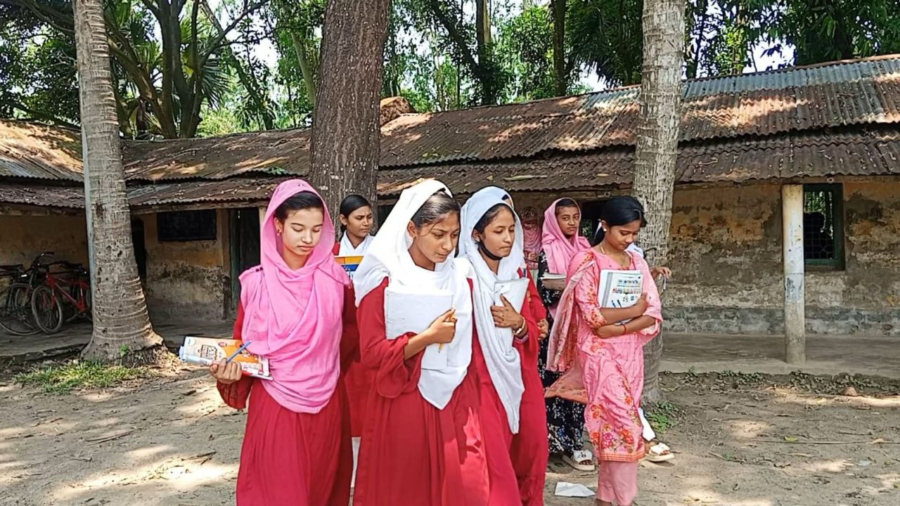 নওগাঁয় ঝুঁকিপূর্ণ ভবনে চলছে পাঠদান, আতঙ্কে শিক্ষক-শিক্ষার্থী