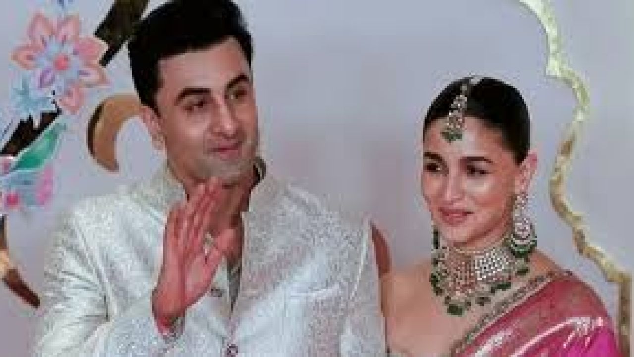 আলিয়াকে ঘিরে ধাক্কাধাক্কি, ক্ষুব্ধ রণবীর কাপুর