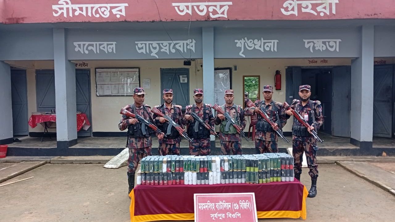 শেরপুর- ময়মনসিংহ সীমান্তে বিজিবির রাতভর অভিযানে বিপুল পরিমাণ ভারতীয় কসমেটিকস জব্দ