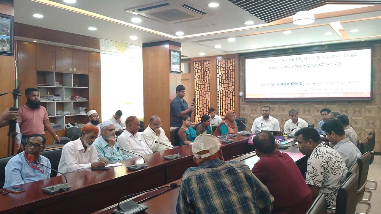 সরকারের নির্বাচনী ইশতেহার বাস্তবায়নে দিনাজপুরে গণমাধ্যমকর্মীদের নিয়ে প্রেস ব্রিফিং অনুষ্ঠিত