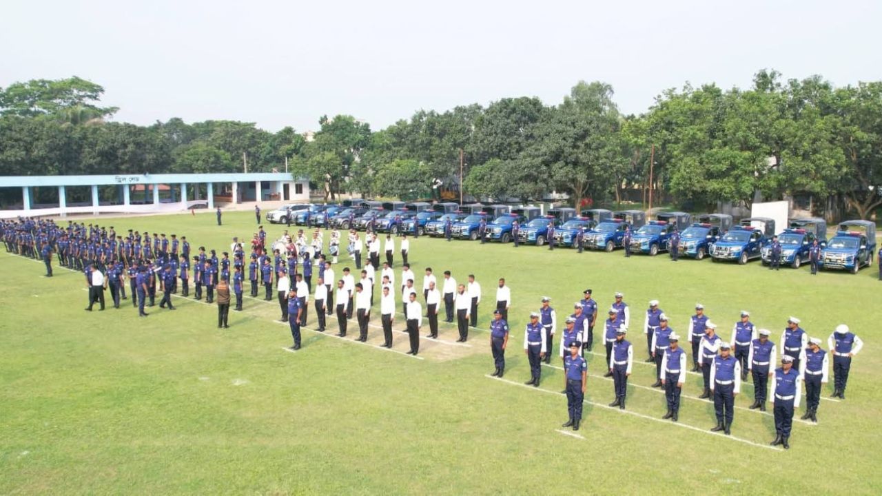 নওগাঁ জেলা পুলিশের মাস্টার প্যারেড অনুষ্ঠিত, সালামী গ্রহণ ও দিকনির্দেশনা দিলেন পুলিশ সুপার