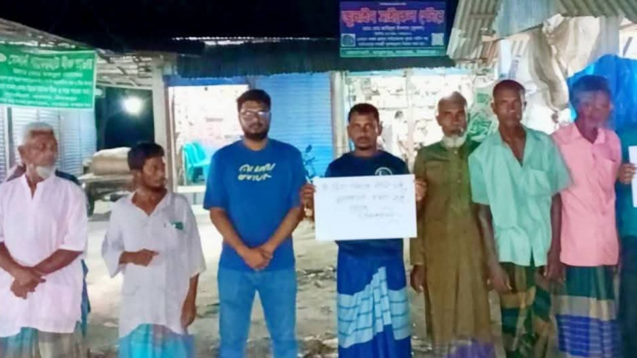 খানসামা উপজেলার বোর্ডেরহাটে সুদখোরের বিরুদ্ধে মানববন্ধন 