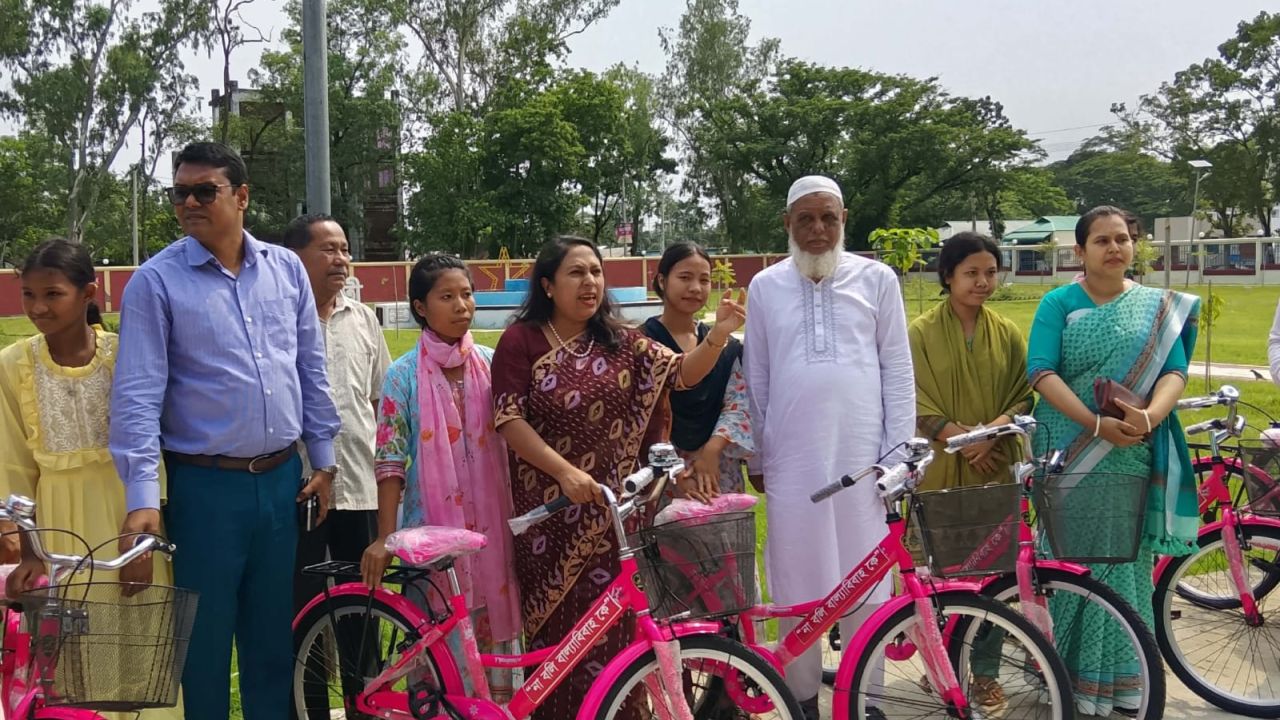 শেরপুরের ঝিনাইগাতীতে সমতল ক্ষুদ্র নৃ-গোষ্ঠী শিক্ষার্থীদের মাঝে শিক্ষাবৃত্তি, বাইসাইকেল ও সেলাই মেশিন বিতরণ