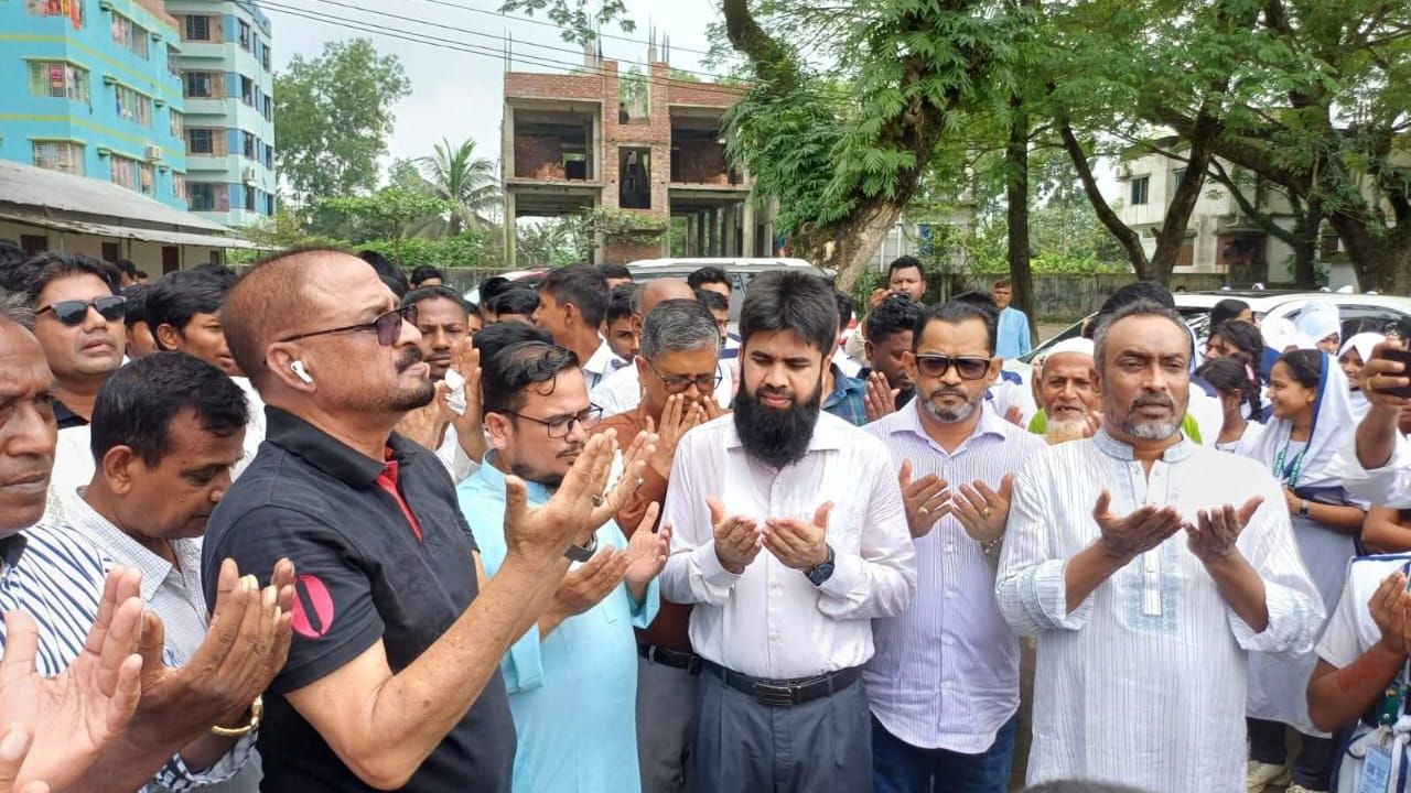 ময়মনসিংহে সদর উপজেলা  প্রশাসনের পরিচ্ছন্নতা অভিযান,ঝাড়ু হাতে এমপি-ইউএনও