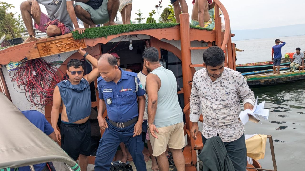 পর্যটন এলাকার টাঙ্গুয়ার হাওরে পরিবেশ রক্ষায় ভ্রাম্যমাণ আদালতের অভিযান -৬ হাউস বোট কে জরিমানা। 