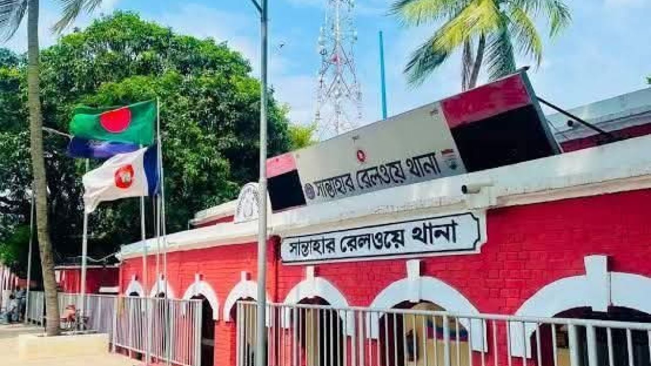 চলন্ত ট্রেনে ধর্ষণের অভিযোগ: চার পুলিশ সদস্য প্রত্যাহার
