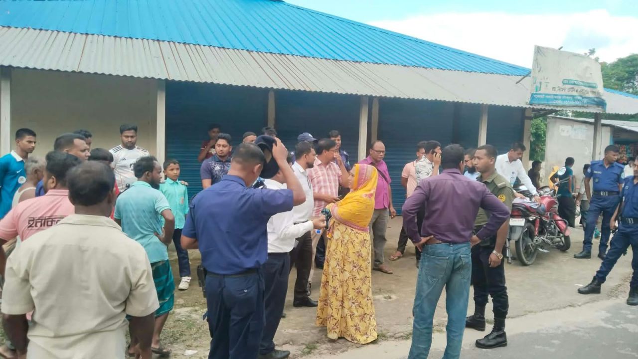 খানসামায় সারের গুদামে অভিযান চালিয়ে ৯২০ বস্তা সার জব্দ