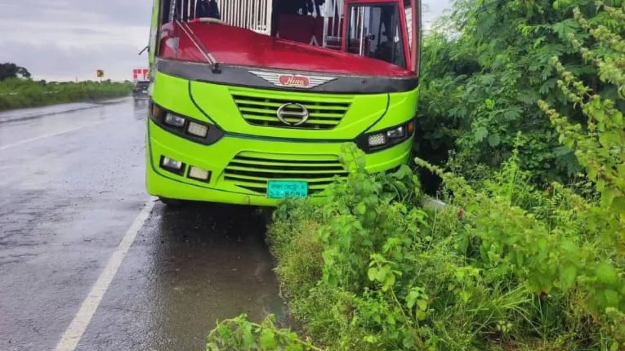 বাস-কনটেইনারের ভয়াবহ সংঘর্ষে পথচারীর মর্মান্তিক মৃত্যু