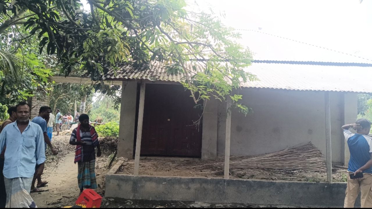  বুলবুল দম্পতির বিরুদ্ধে গোরস্তানের সম্পত্তি  দখলের অভিযোগ