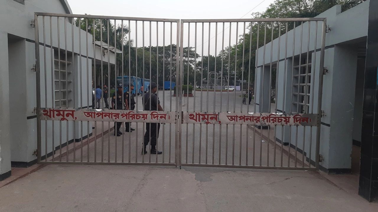 আদালত থেকে ফেরার পথে প্রি-জন ভ্যান থেকে আসামির পলায়ন