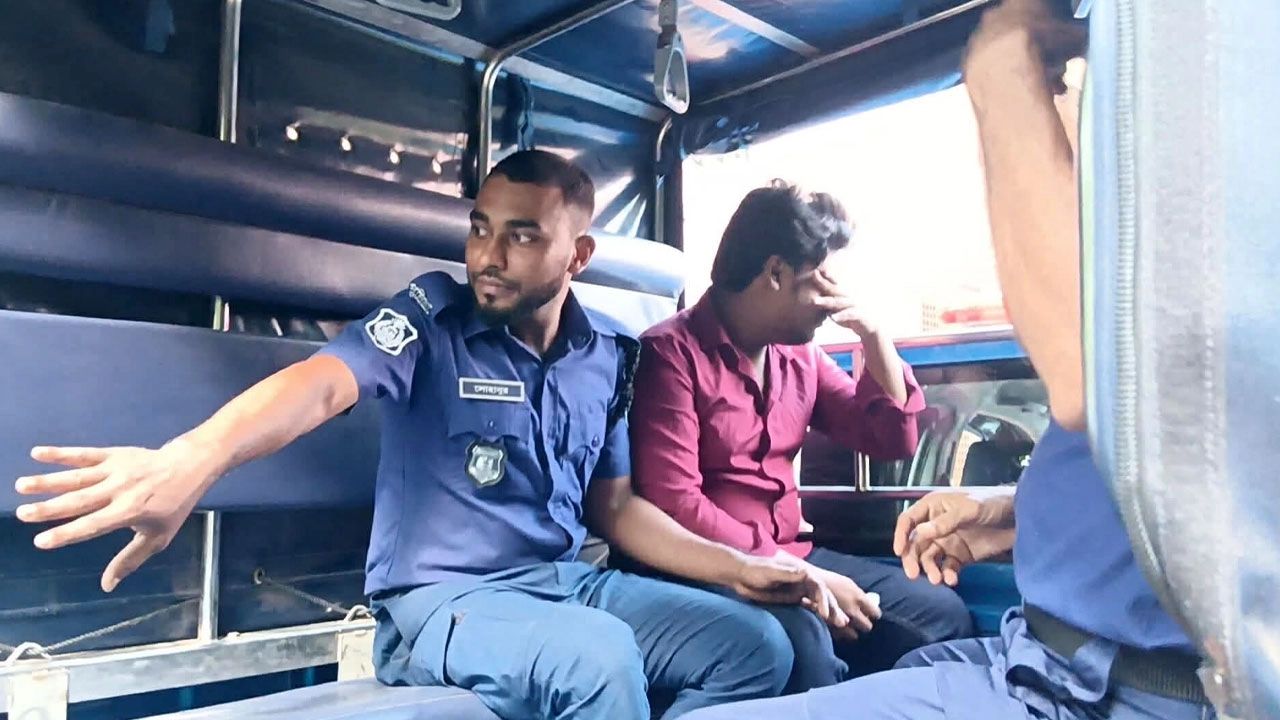 জাবি ছাত্রশক্তির নেতাকে বহিষ্কার করে পুলিশে সোপর্দ