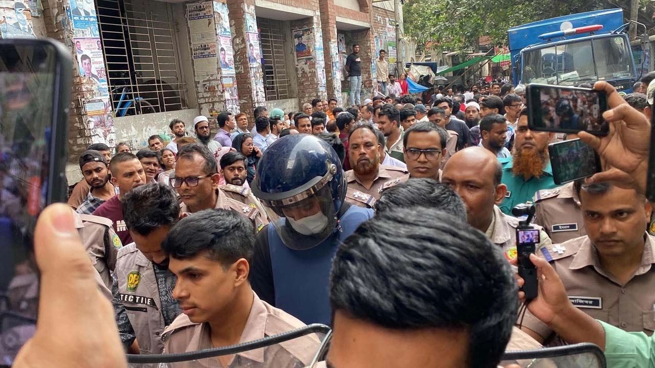 রাষ্ট্রদ্রোহী মামলায় ফের ২ দিনের রিমান্ডে ওসি রাকিবুল