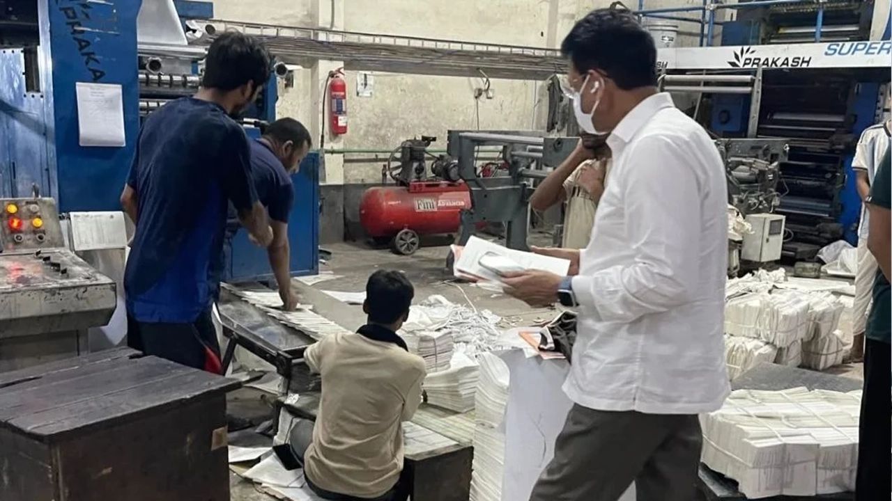 মধ্যরাতে হঠাৎ ছাপাখানায় শিক্ষামন্ত্রী