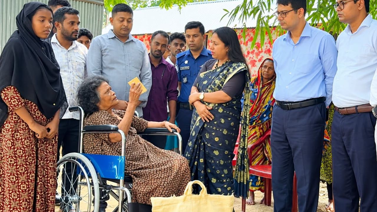 চার দেয়ালের বন্দিত্ব ভেঙে ঝমেলার জীবনে স্বস্তি,পাশে দাঁড়াল জেলা প্রশাসন