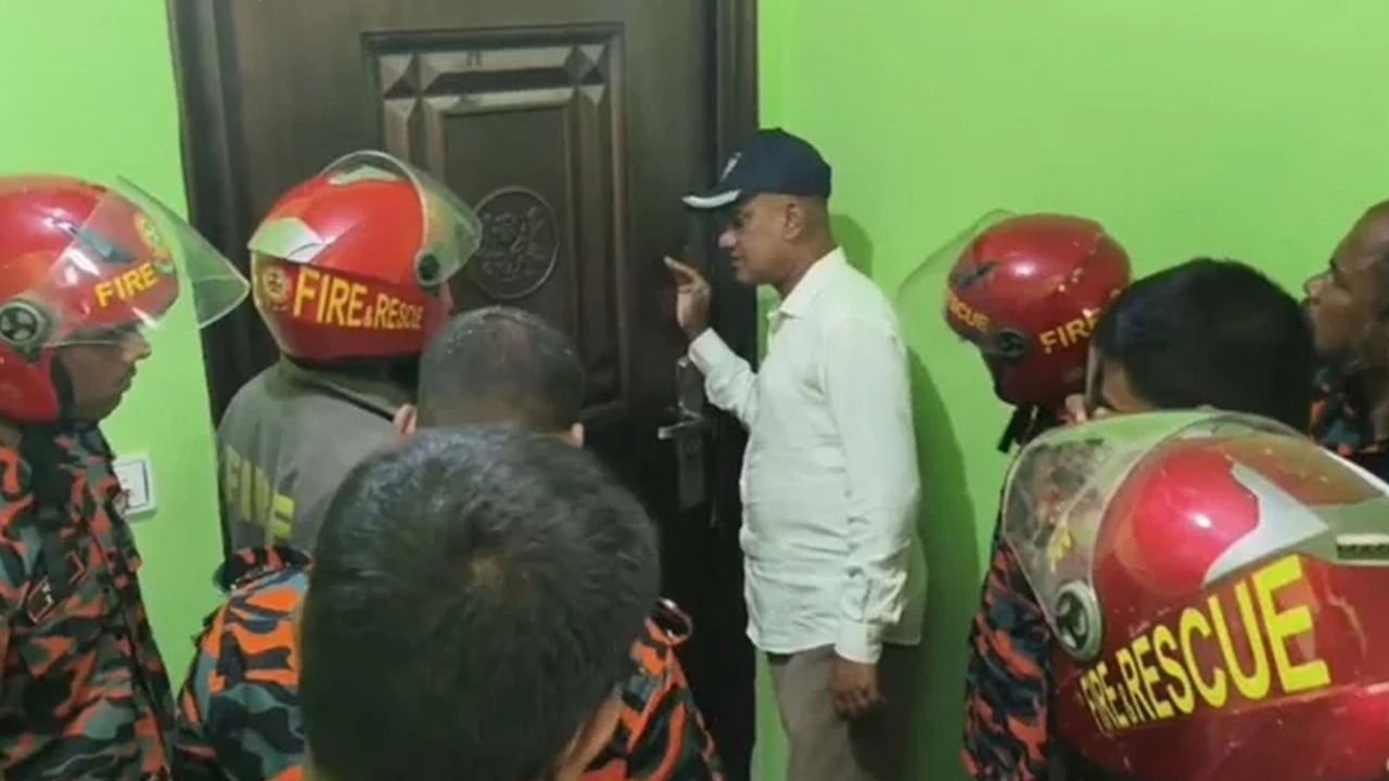 আবাসিক ভবনের দরজা ভেঙে ৫ ছাত্রী উদ্ধার