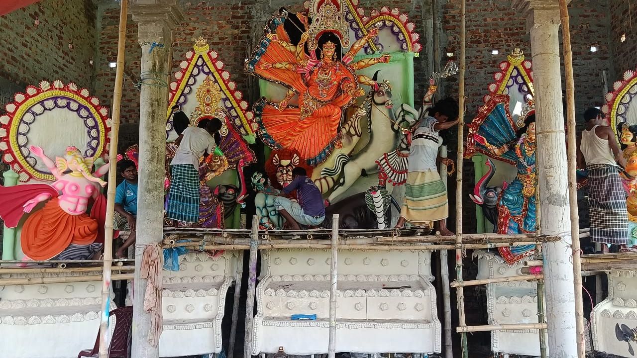 তুলির শেষ আঁচড়ে জীবন্ত হচ্ছে প্রতিমা,খানসামায় ১৪৪ মন্ডপে দুর্গাপূজার প্রস্তুতি তুঙ্গে
