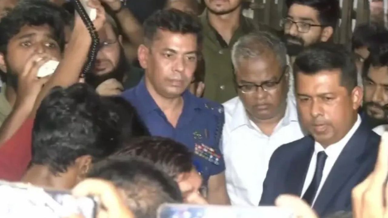 চুয়েটে না ফেরার শর্তে পুলিশি পাহারায় ক্যাম্পাস ছাড়লেন ভিসি 
